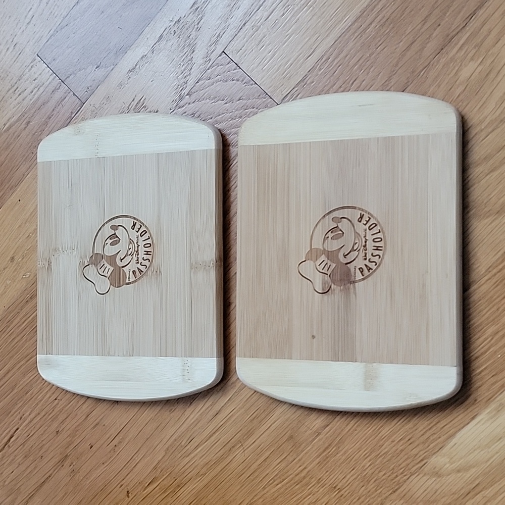 DISNEY PASSHOLDER WALT DISNEY WORLD CUTTING BOARDS 2 SET